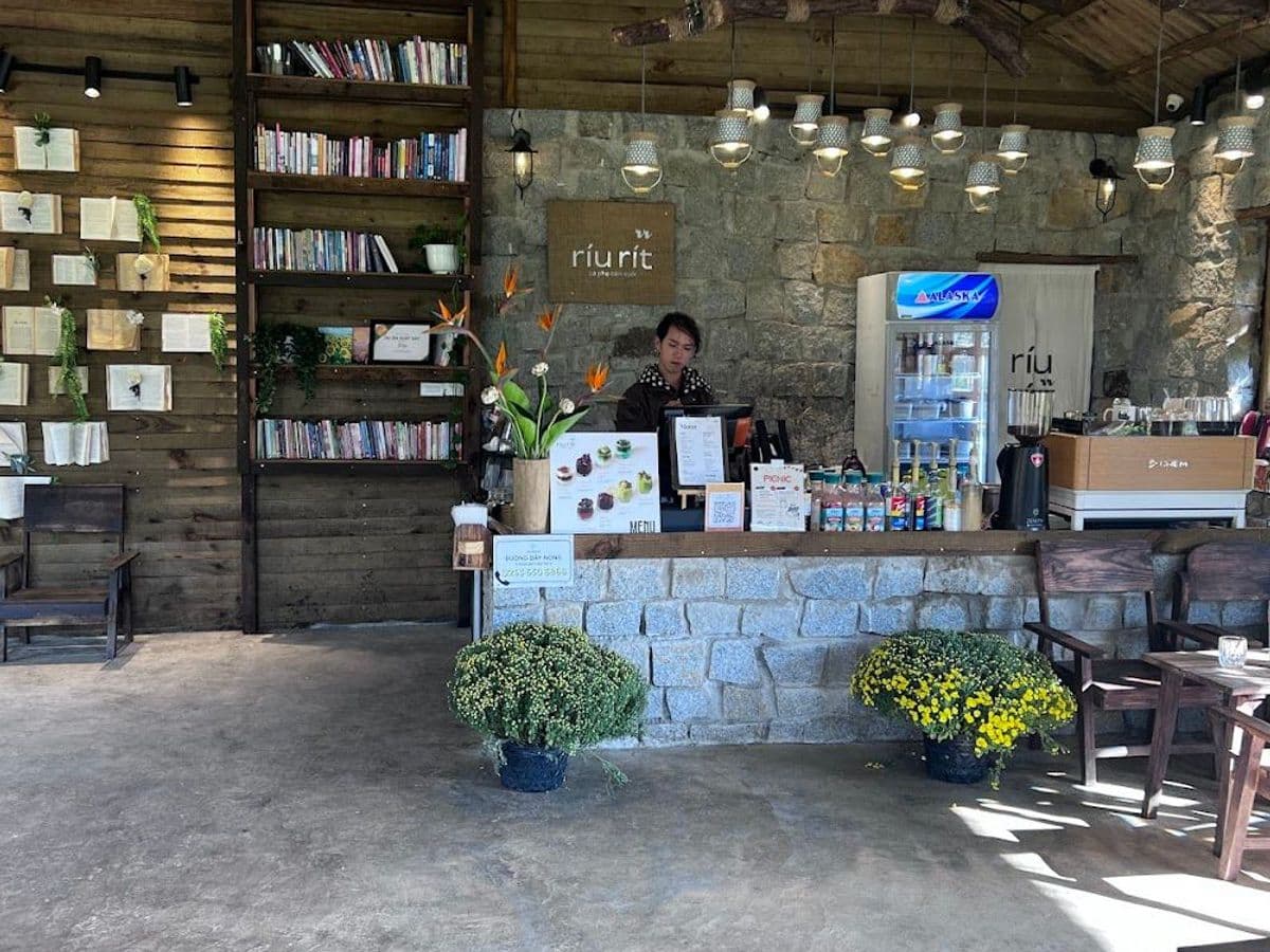 Ríu Rít cà phê bên suối — ảnh 1