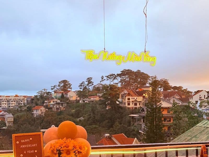 TIỆM NƯỚNG MÀU VÀNG