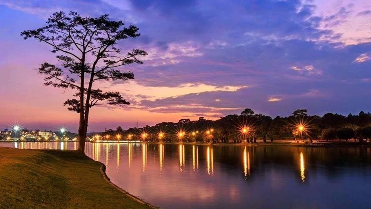 Hồ Xuân Hương lên đèn lúc chạng vạng