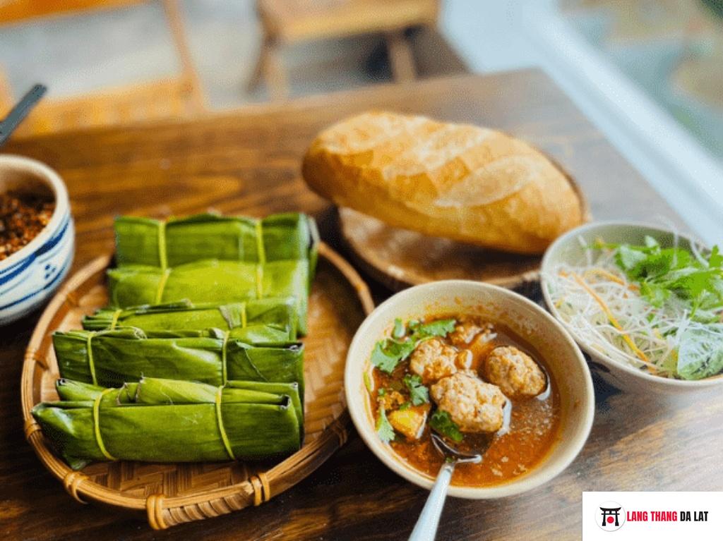 Bánh mì xíu mại ở tiệm ăn Bếp Đà Lạt