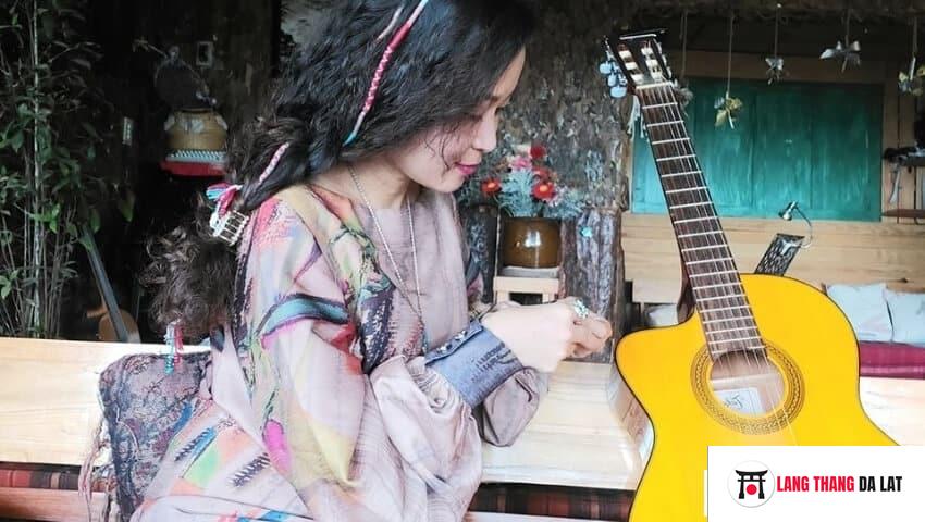 cafe guitar mộc Căn Nhà Xưa