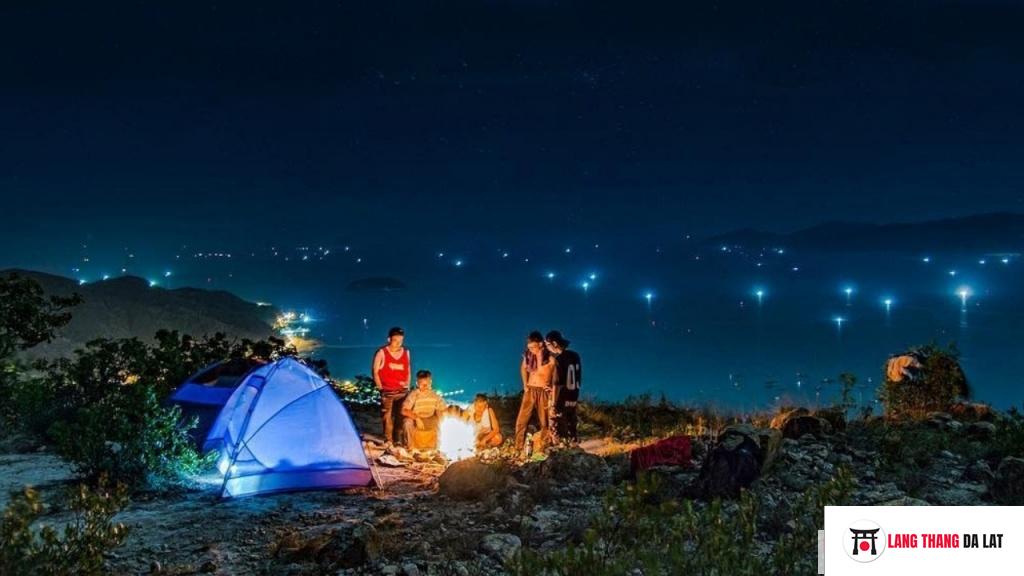 Cắm trại về đêm ở đồi Thiên Phúc Đức