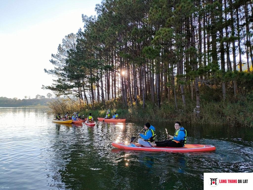 Chèo Kayak Trên Hồ Tuyền Lâm