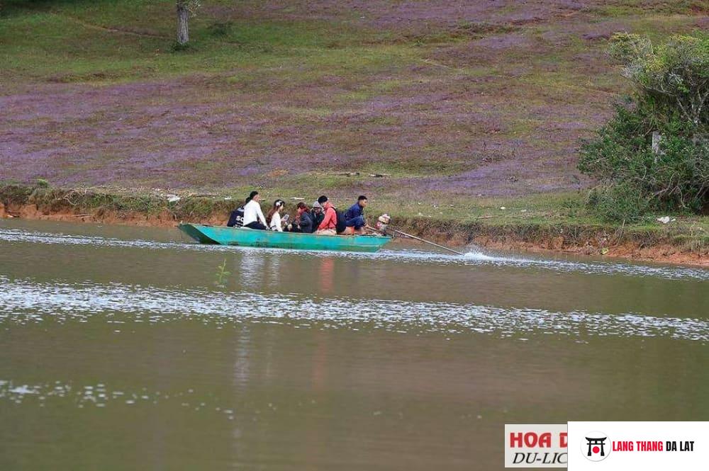 Đi thuyền tại Hồ Suối Vàng