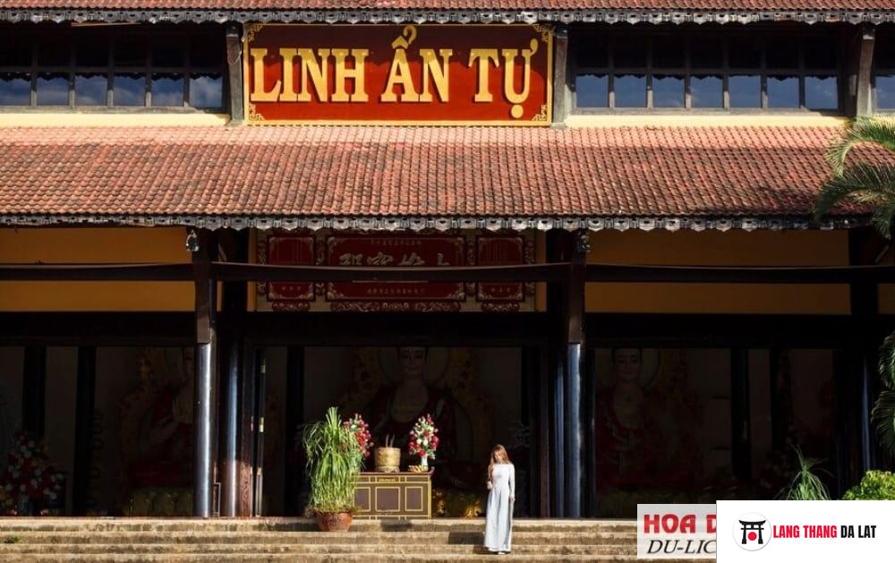 Không gian thờ tự của chánh điện rất linh thiêng