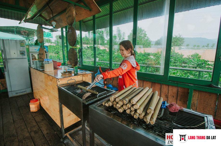 Khu ăn cơm lam và thịt nướng Cafe Mê Linh