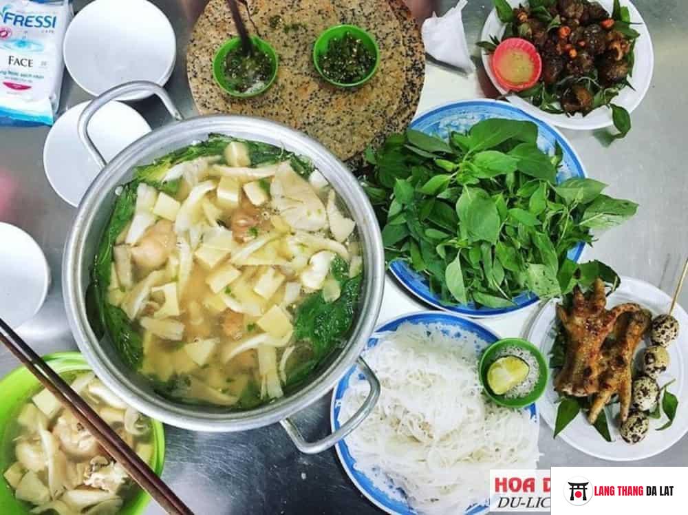 Ngoài lẩu bò, lẩu gà lá é quán Hạnh cũng rất ngon