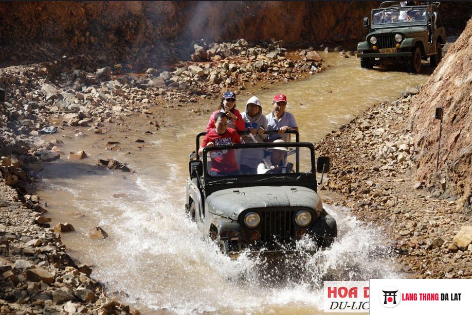 Tour xe jeep làng Cù Lần