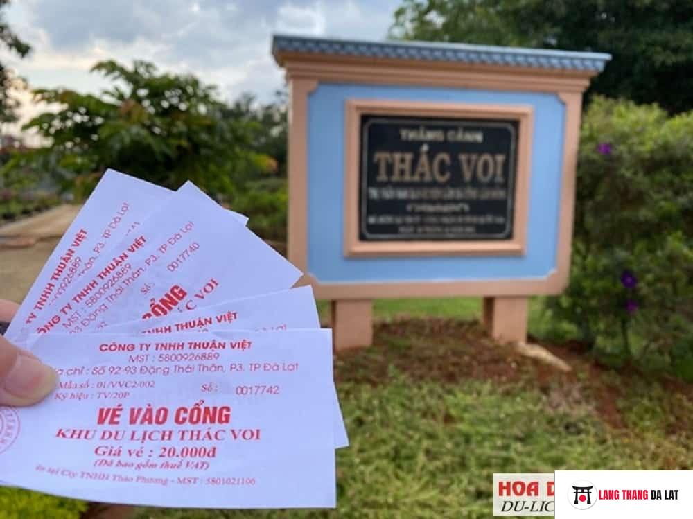 Vé cổng vào Thác Voi gần thị trấn Nam Ban